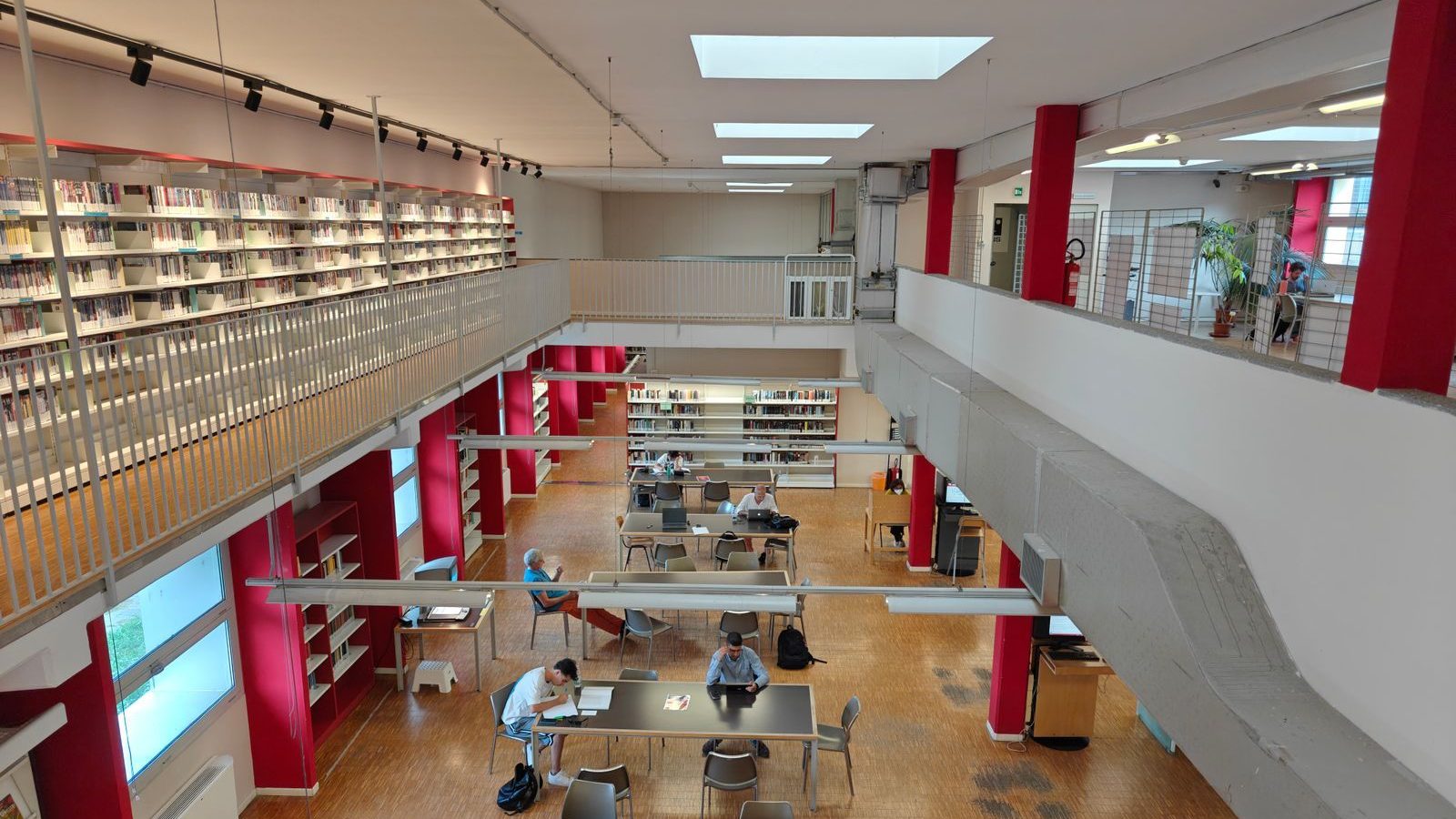 Interior amplio institucional con distintas áreas de estudio y trabajo.